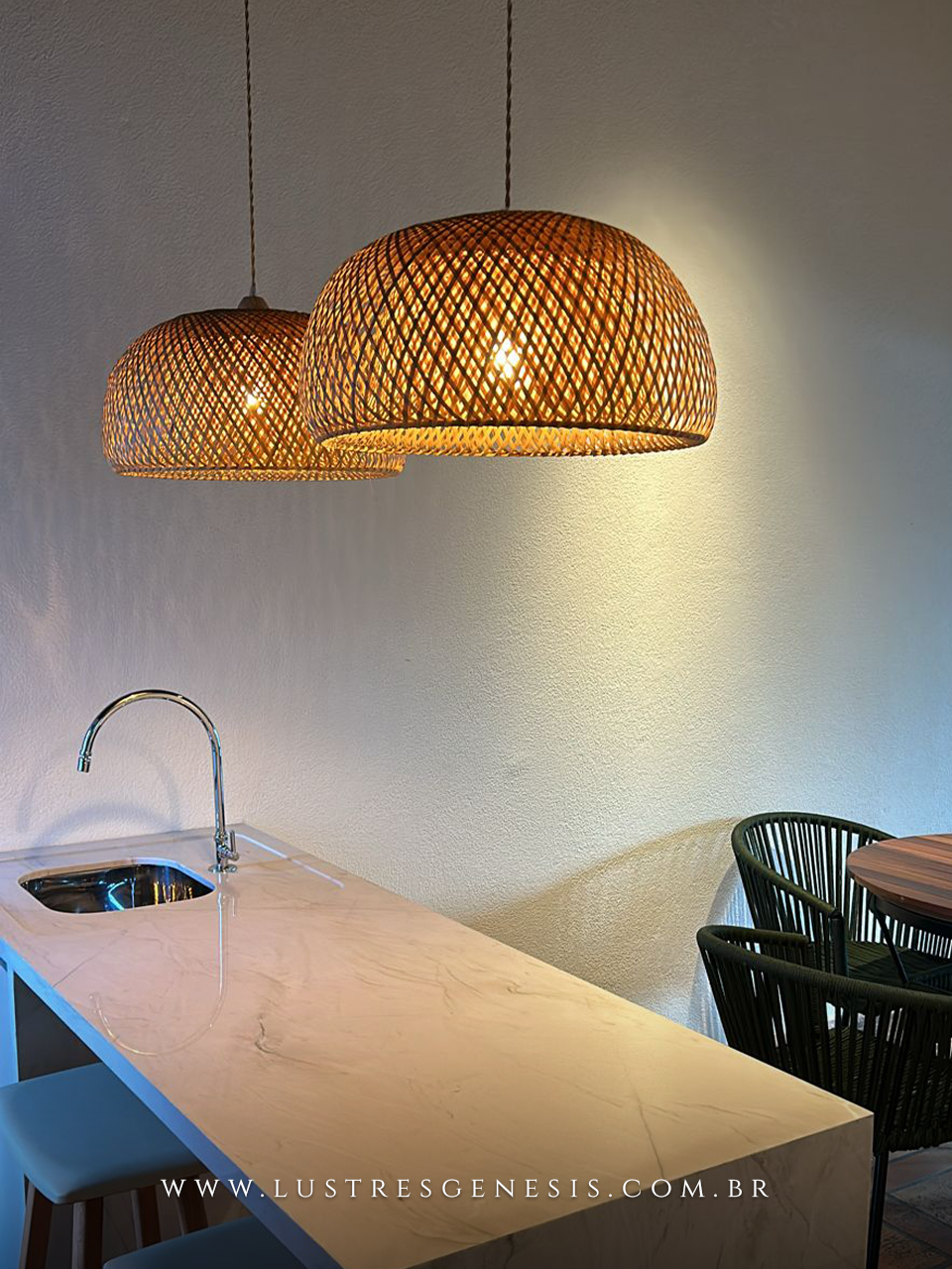 Pendente artesanal Sumatra de 80cm em palha natural instalado em área gourmet, destacando iluminação aconchegante e design moderno.